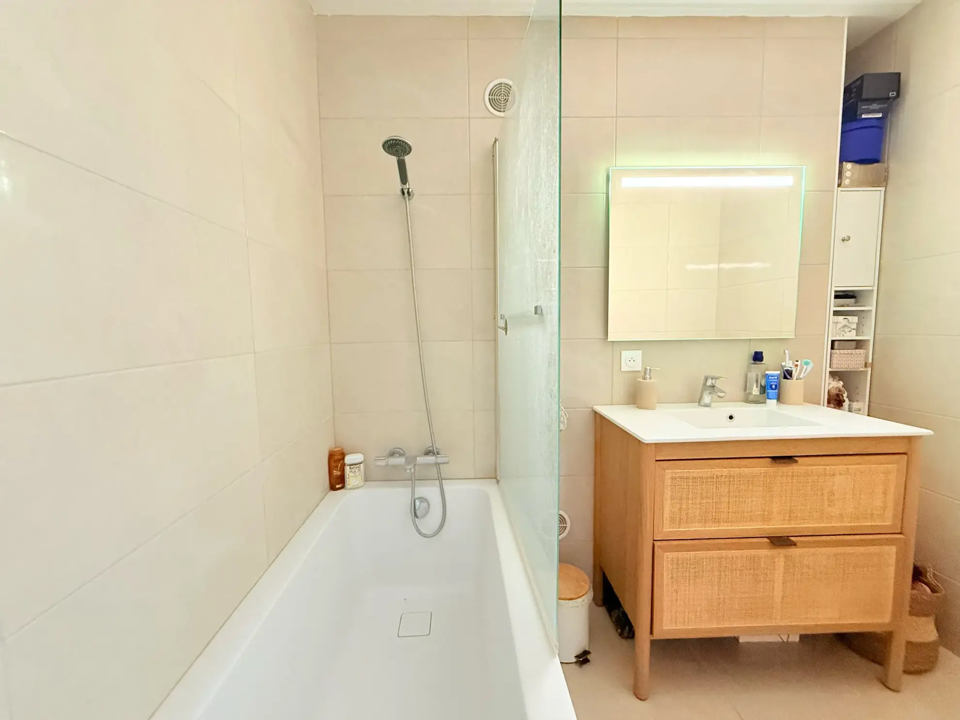 Bel appartement 3 pièces récemment rénové à Toulon, au calme avec parking et balcon 