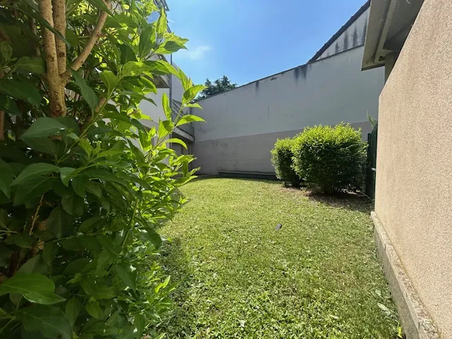 Appartement F2 à Montlhéry avec terrasse, parking privé et jardin commun - 45 m² 