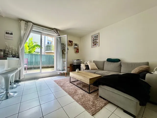 Appartement F2 à Montlhéry avec terrasse, parking privé et jardin commun - 45 m² 