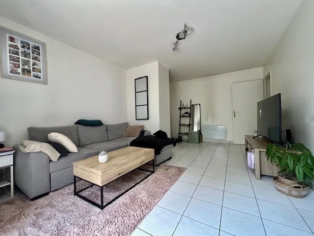 Appartement F2 à Montlhéry avec terrasse, parking privé et jardin commun - 45 m² 