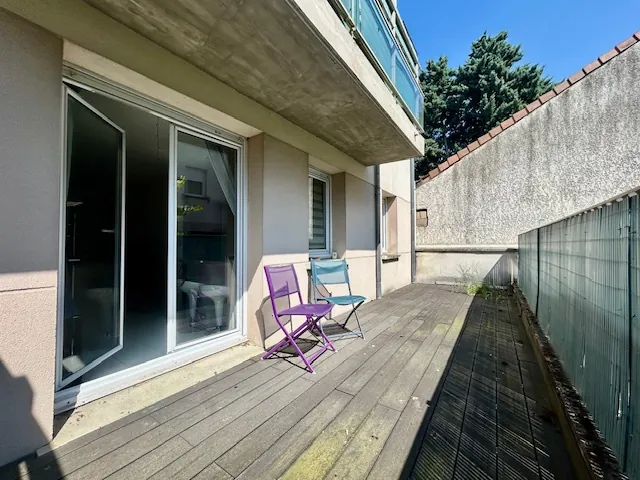 Appartement F2 à Montlhéry avec terrasse, parking privé et jardin commun - 45 m²