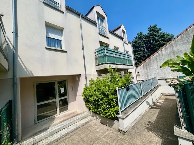 Appartement F2 à Montlhéry avec terrasse, parking privé et jardin commun - 45 m² 