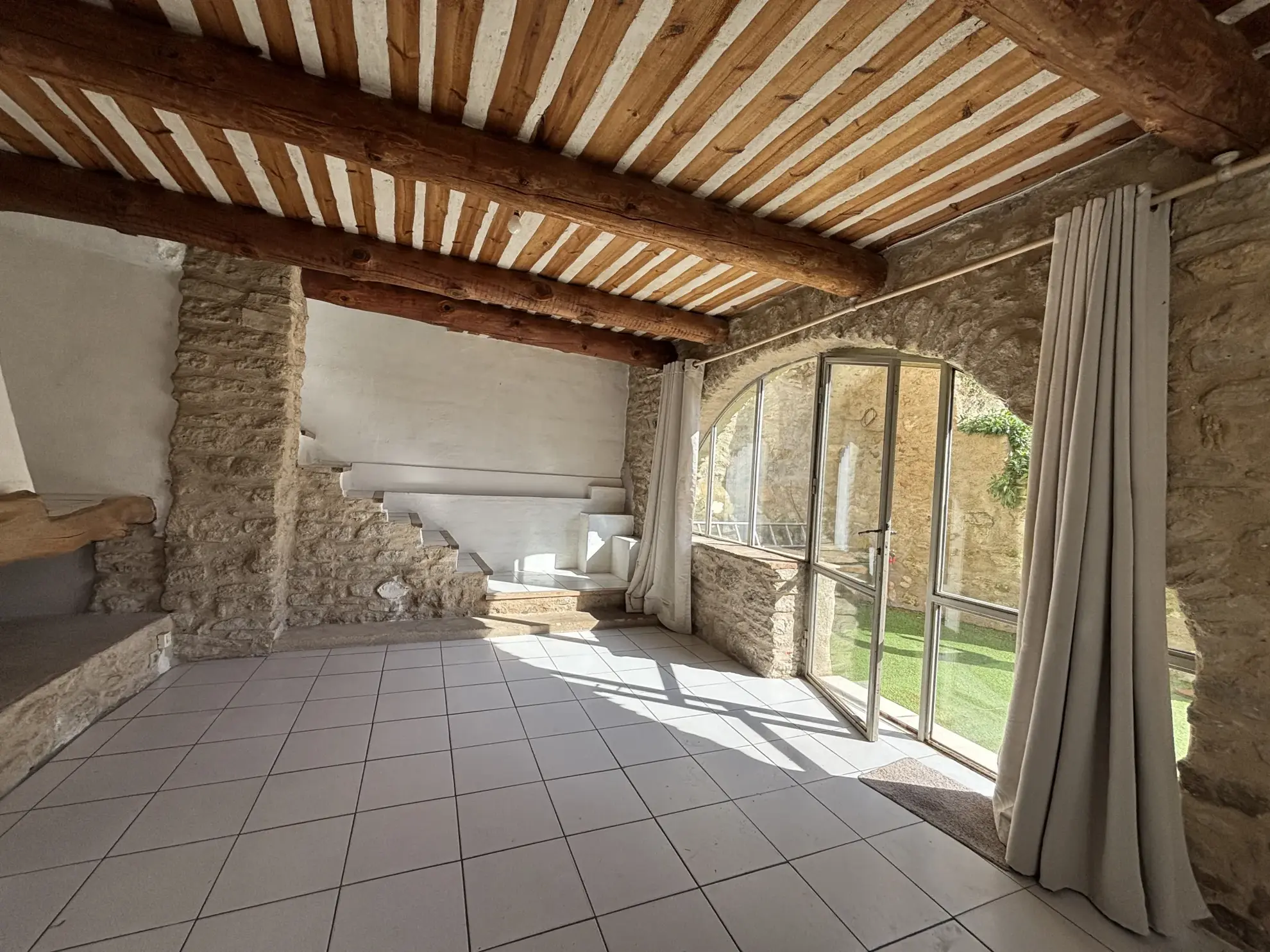 Maison de village de 73 m² avec jardin et terrasses à Lagnes (84) 