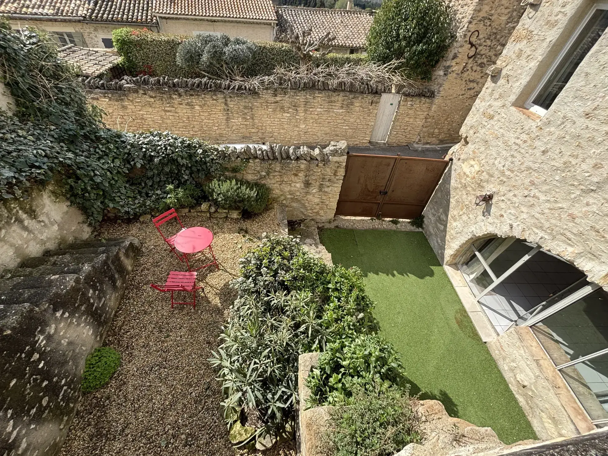 Maison de village de 73 m² avec jardin et terrasses à Lagnes (84) 