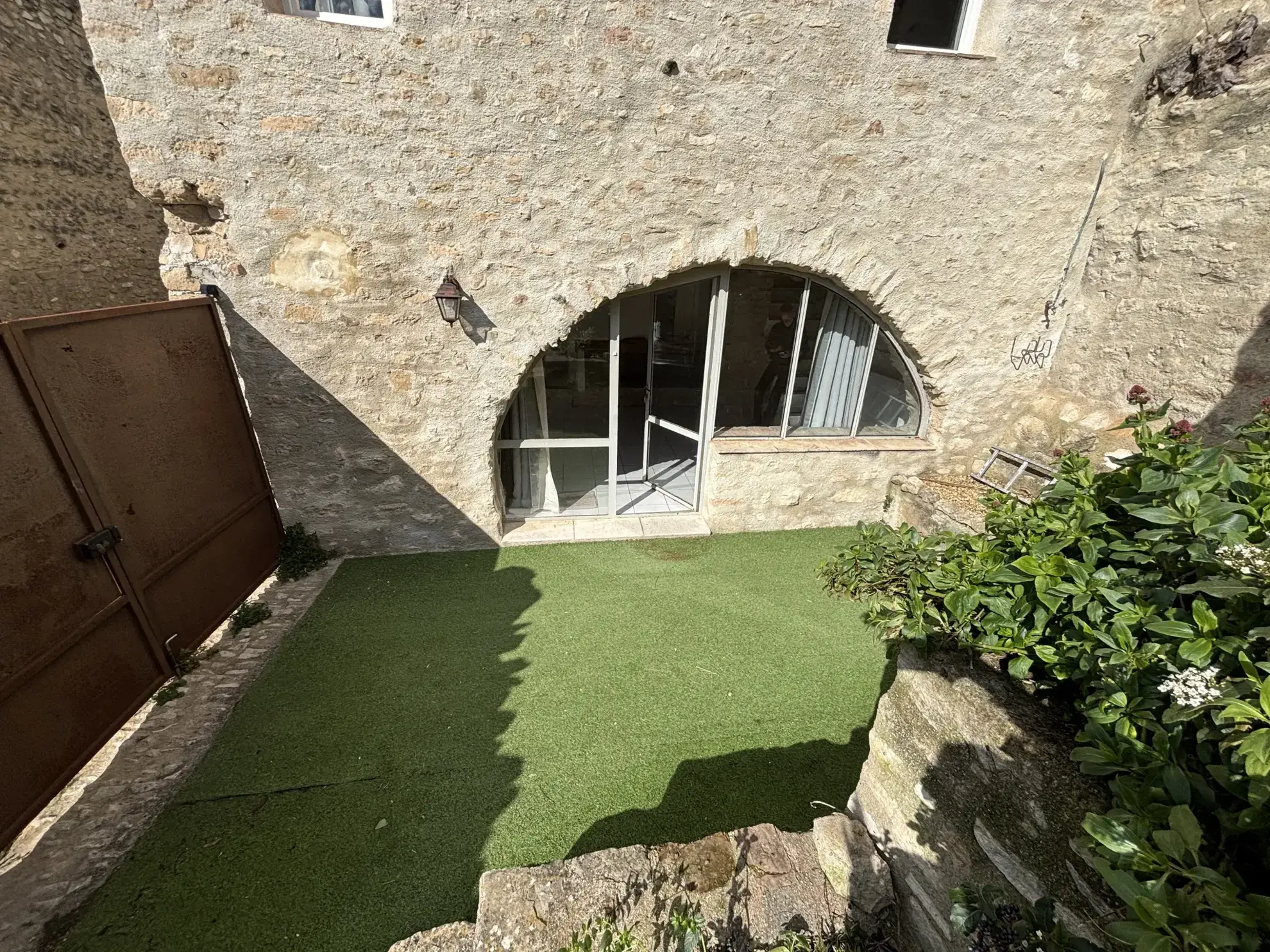 Maison de village de 73 m² avec jardin et terrasses à Lagnes (84) 