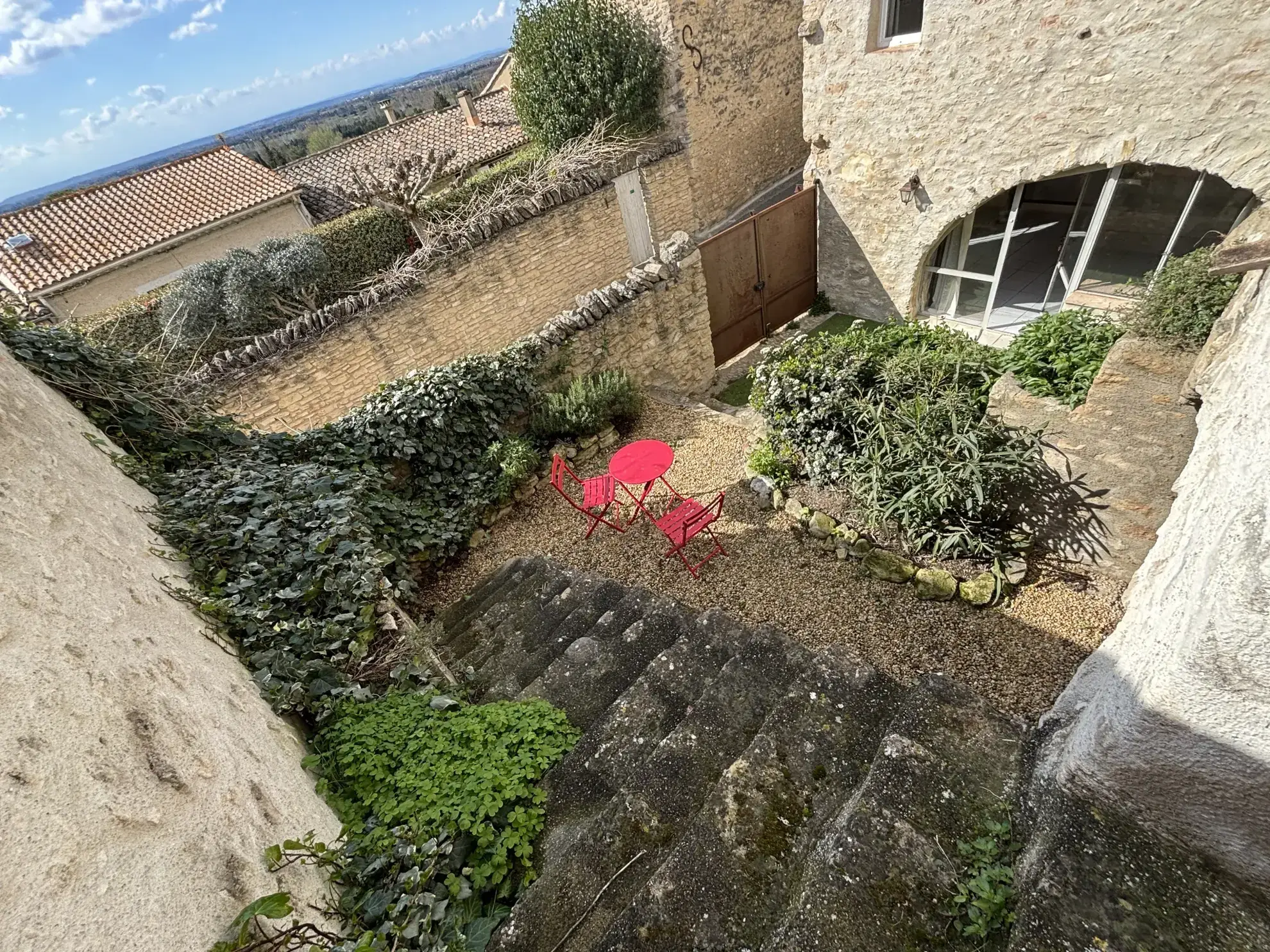 Maison de village de 73 m² avec jardin et terrasses à Lagnes (84) 