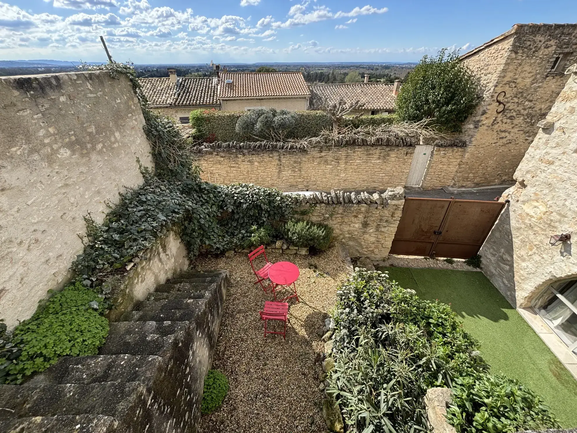 Maison de village de 73 m² avec jardin et terrasses à Lagnes (84)