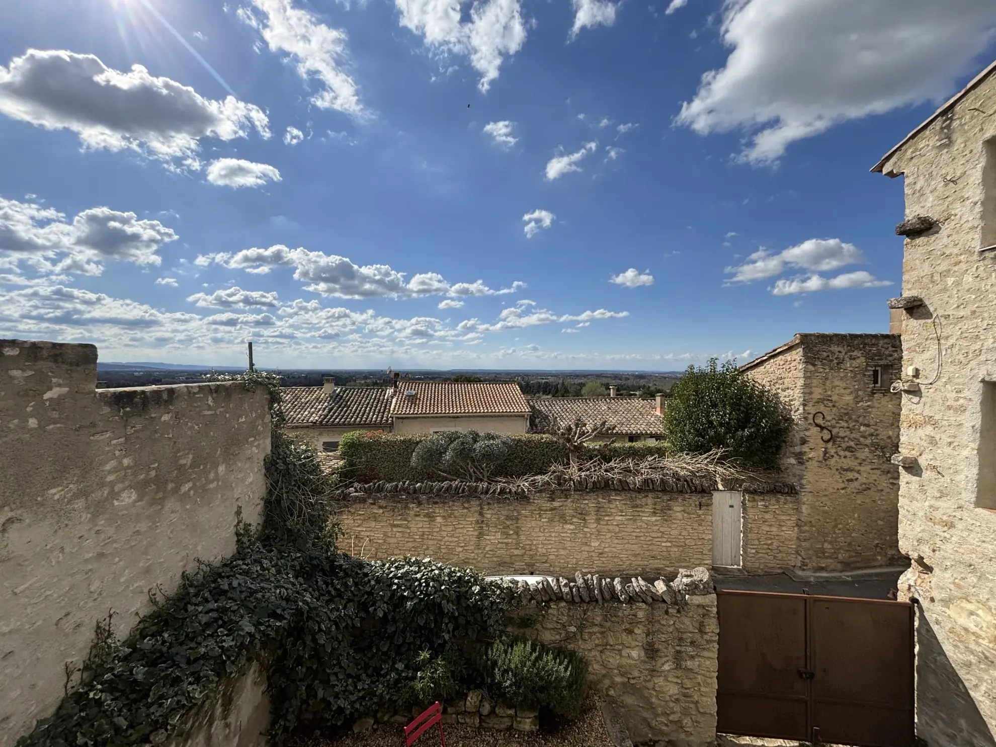 Maison de village de 73 m² avec jardin et terrasses à Lagnes (84) 