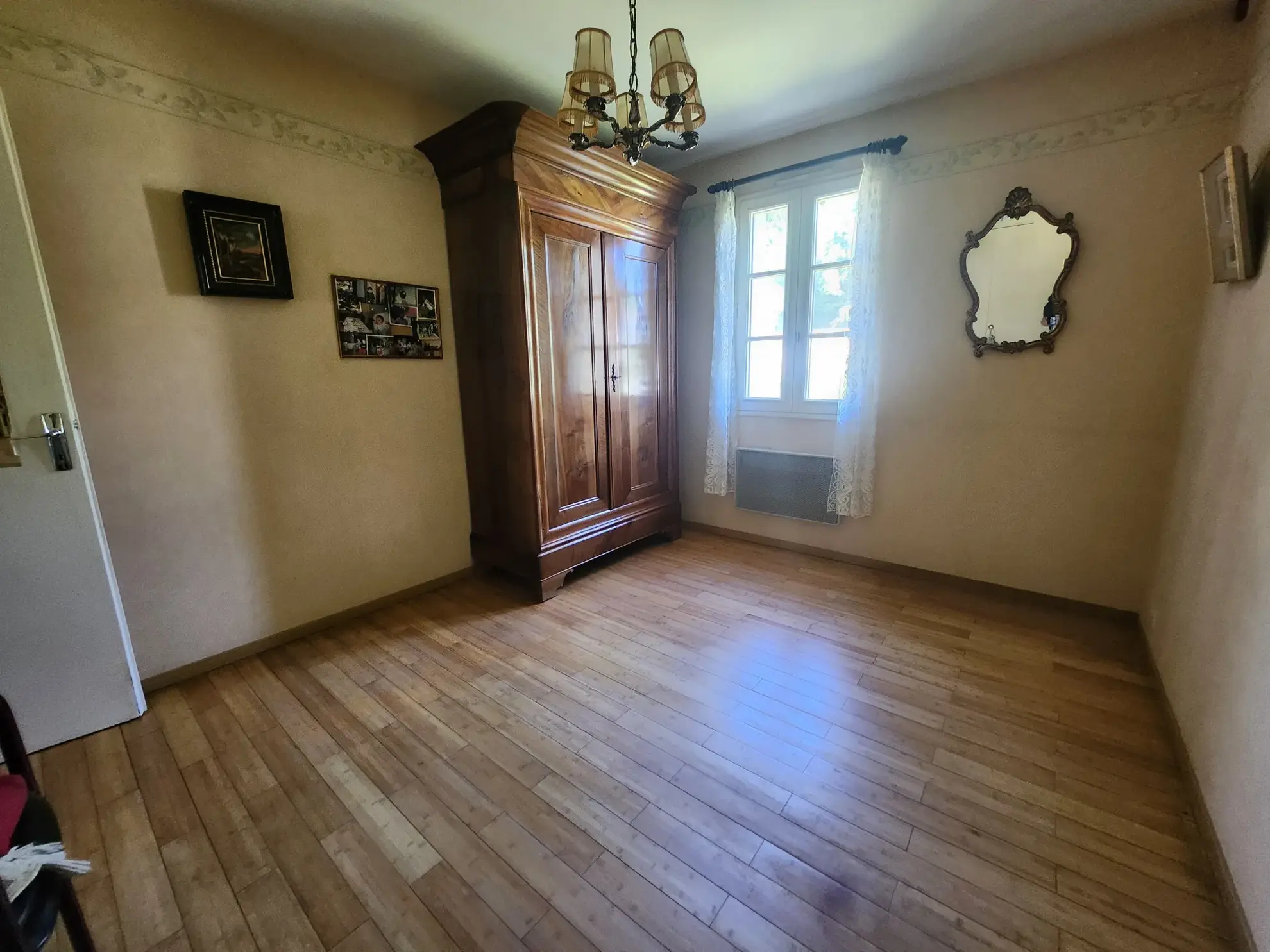 Maison familiale avec 4 chambres, garages et jardin à Mareuil-sur-Lay-Dissais 