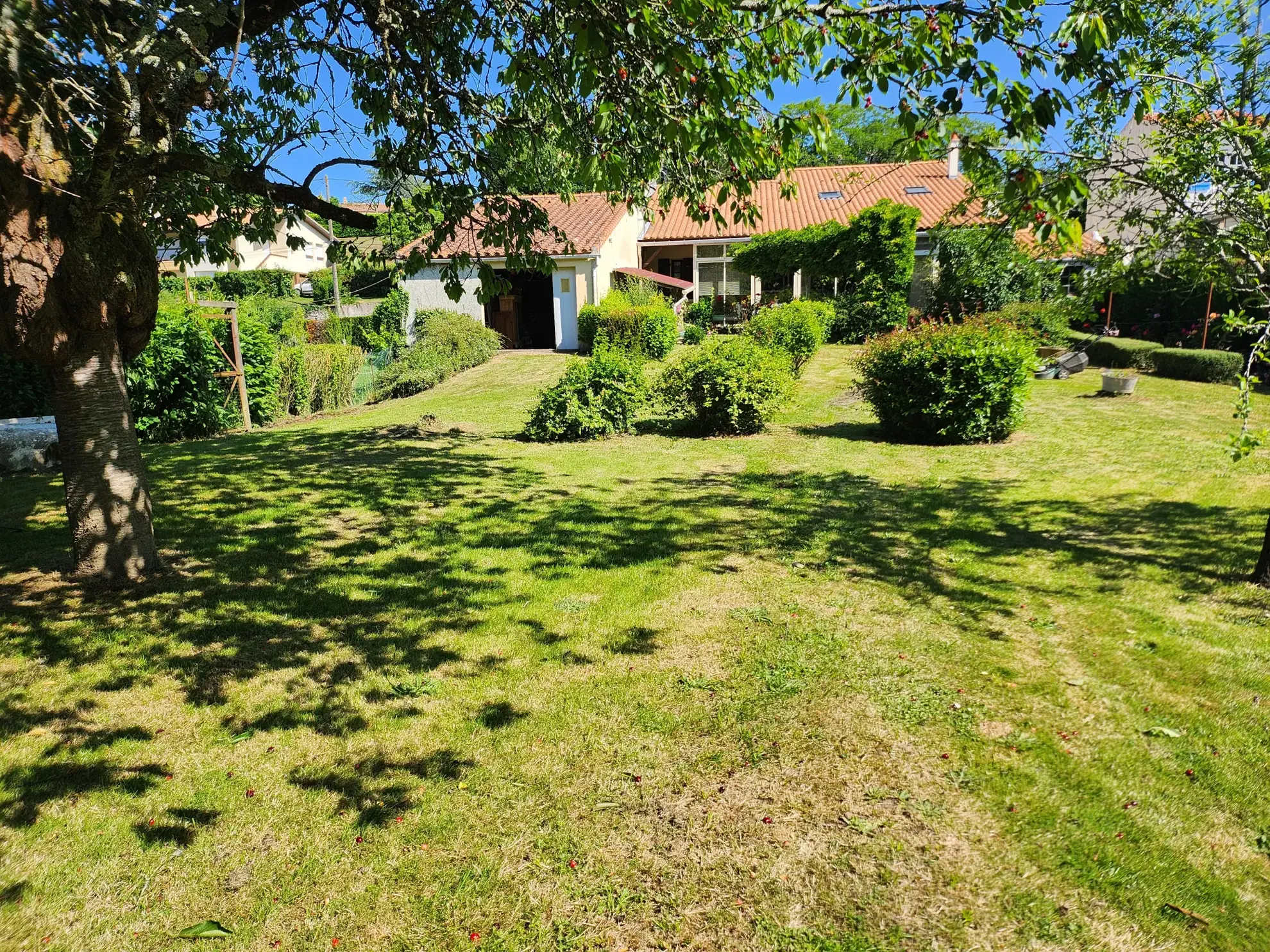 Maison familiale avec 4 chambres, garages et jardin à Mareuil-sur-Lay-Dissais 