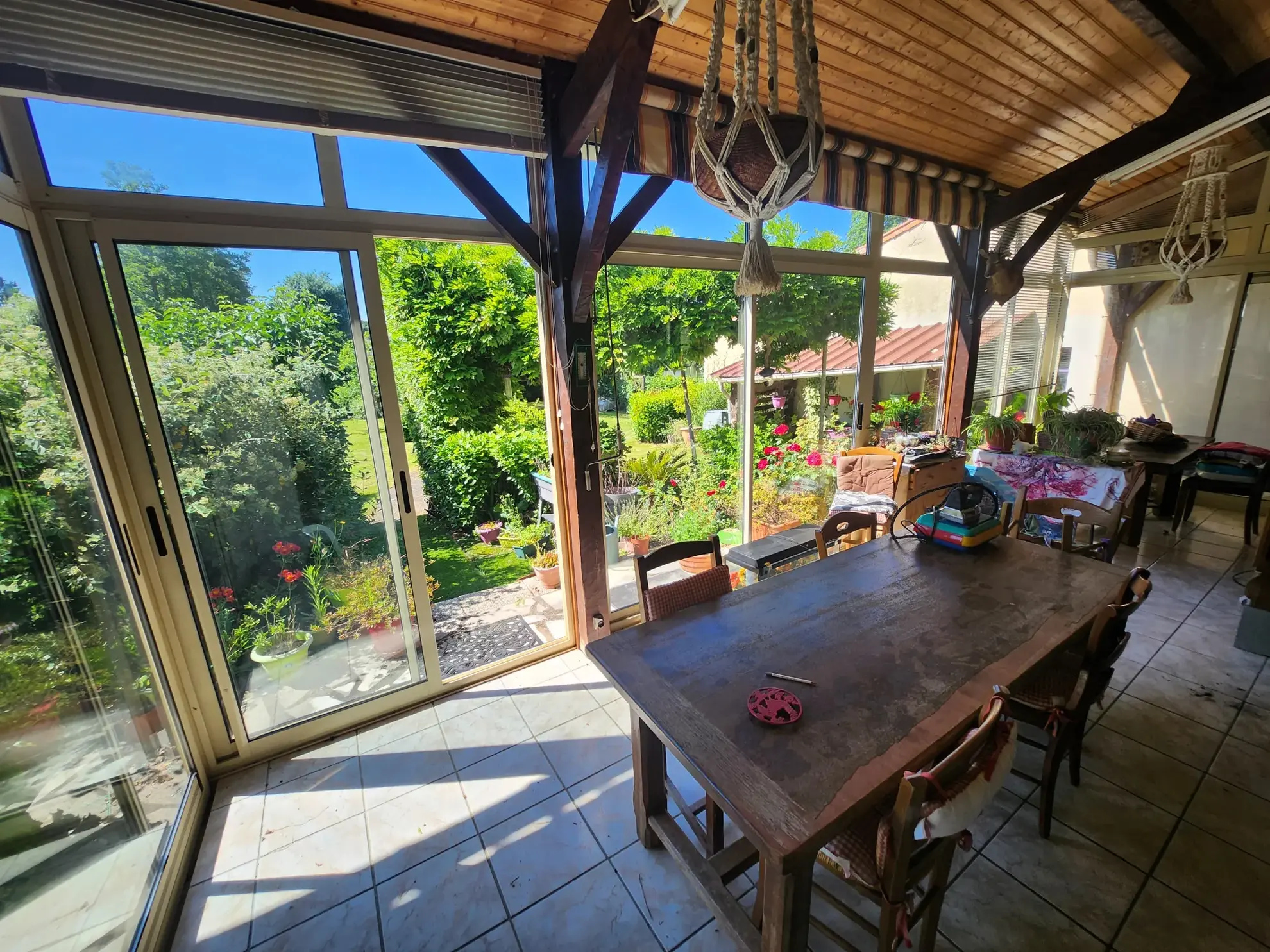 Maison familiale avec 4 chambres, garages et jardin à Mareuil-sur-Lay-Dissais 