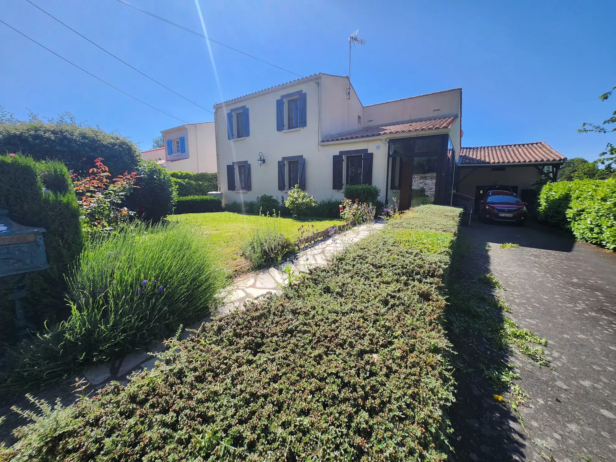 Maison familiale avec 4 chambres, garages et jardin à Mareuil-sur-Lay-Dissais 