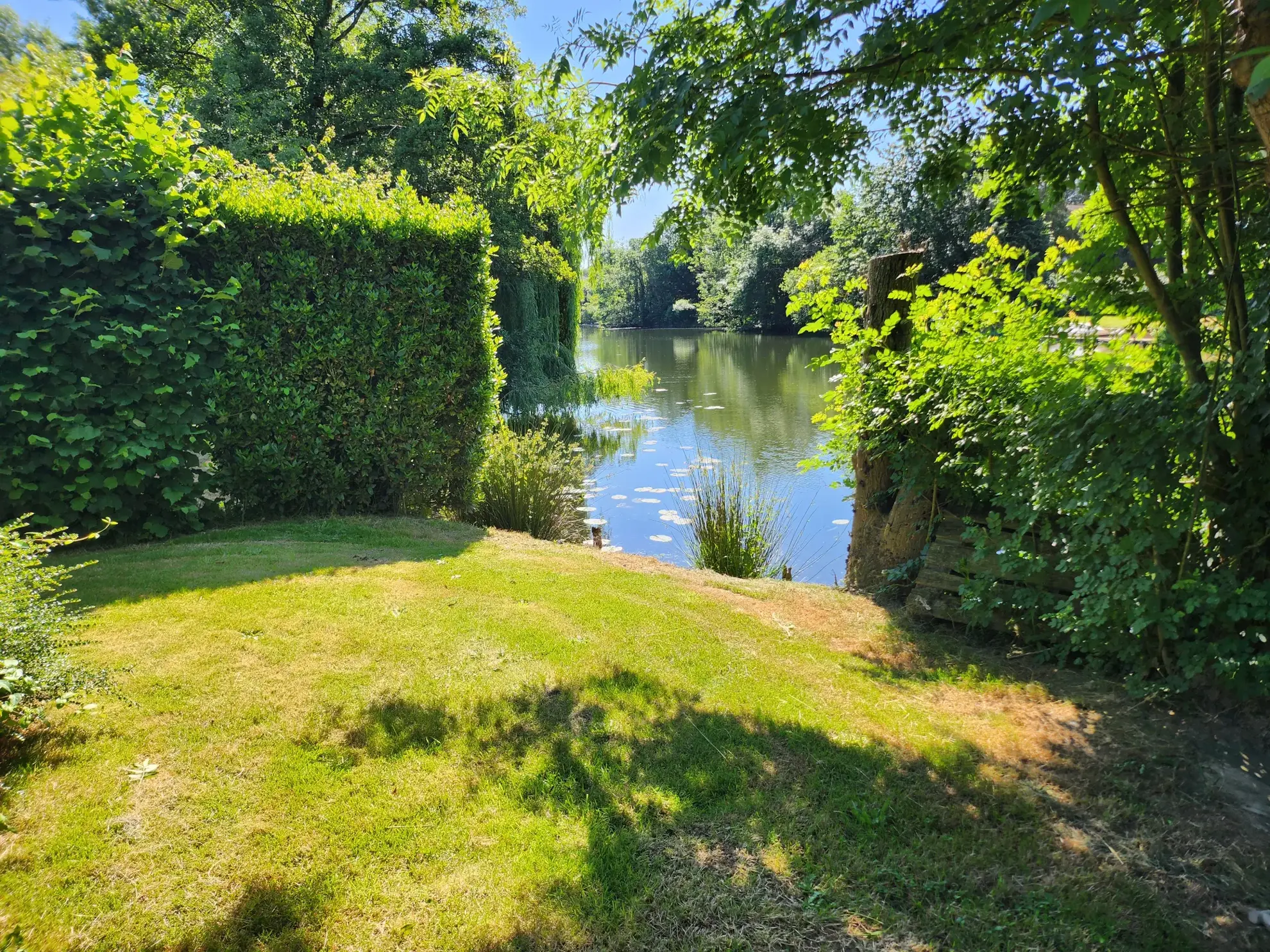 Maison familiale avec 4 chambres, garages et jardin à Mareuil-sur-Lay-Dissais 