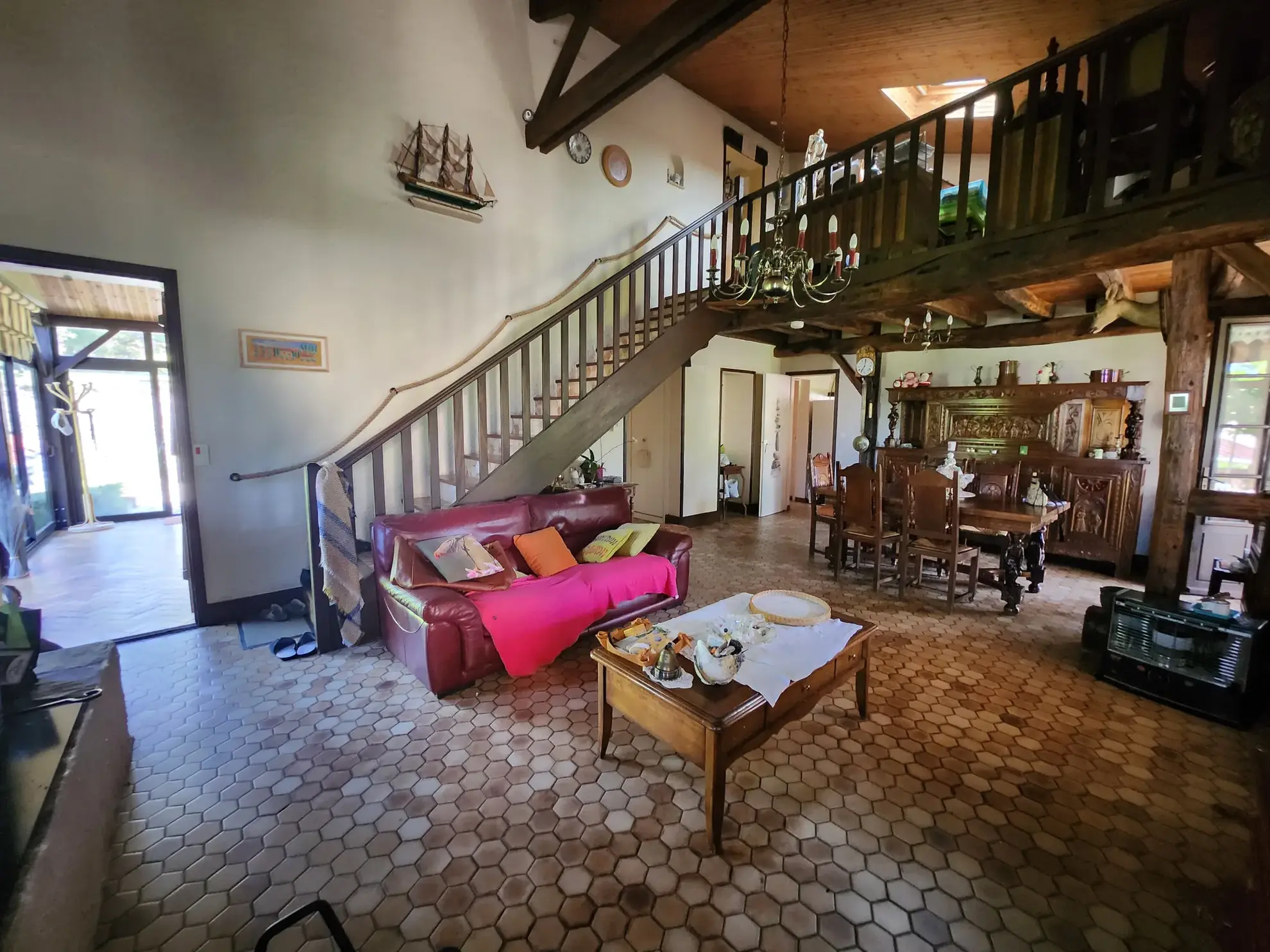 Maison familiale avec 4 chambres, garages et jardin à Mareuil-sur-Lay-Dissais 