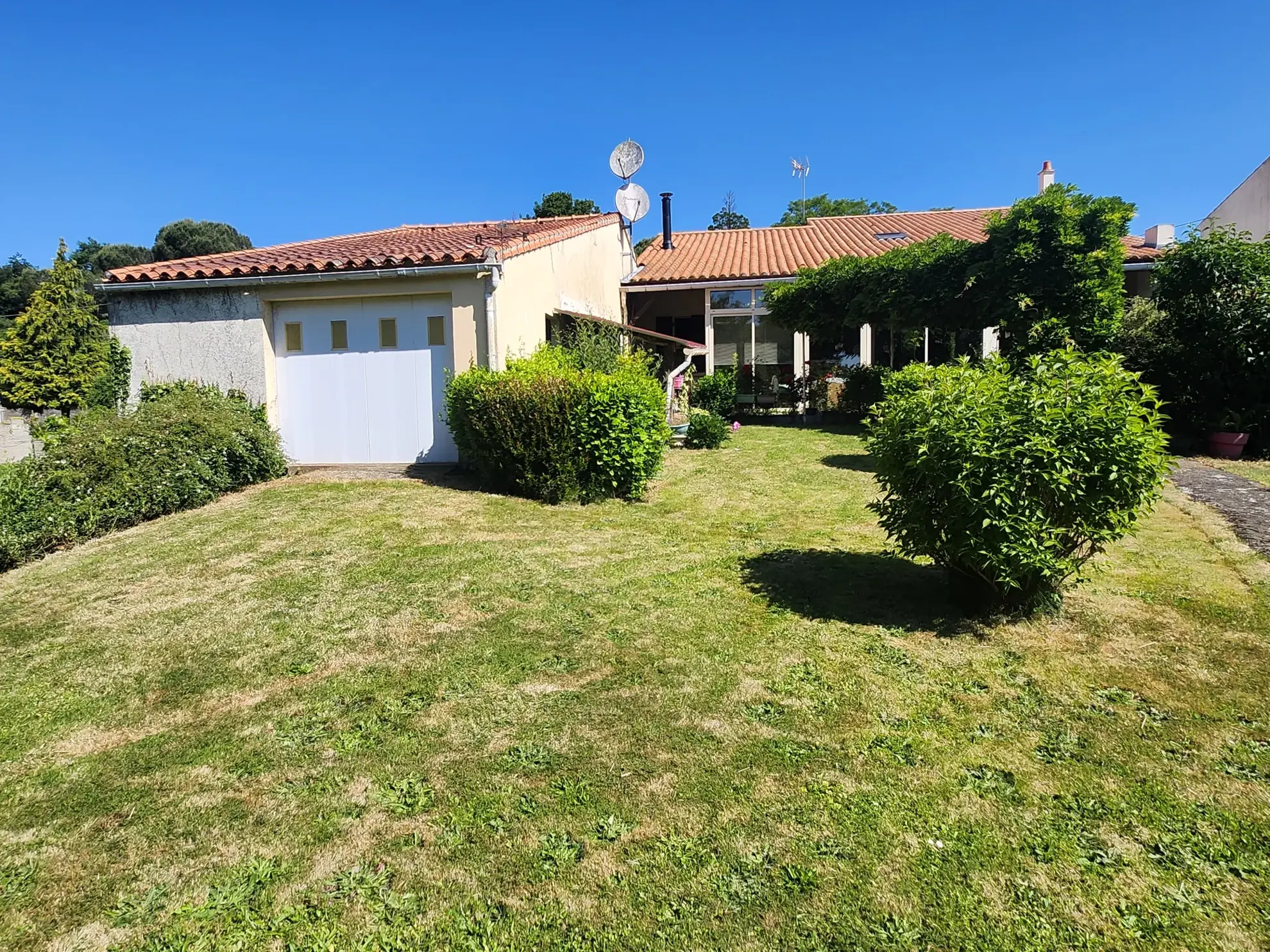 Maison familiale avec 4 chambres, garages et jardin à Mareuil-sur-Lay-Dissais 