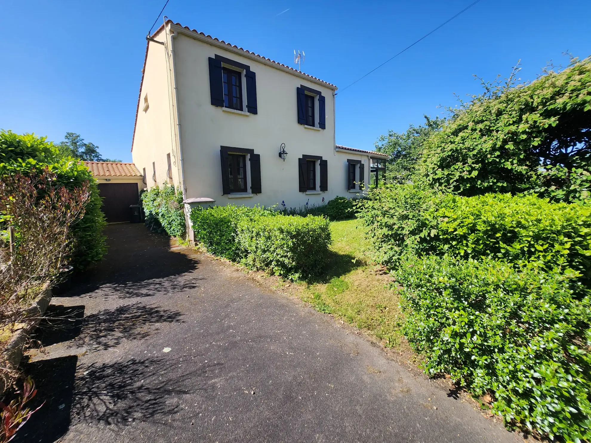 Maison familiale avec 4 chambres, garages et jardin à Mareuil-sur-Lay-Dissais 