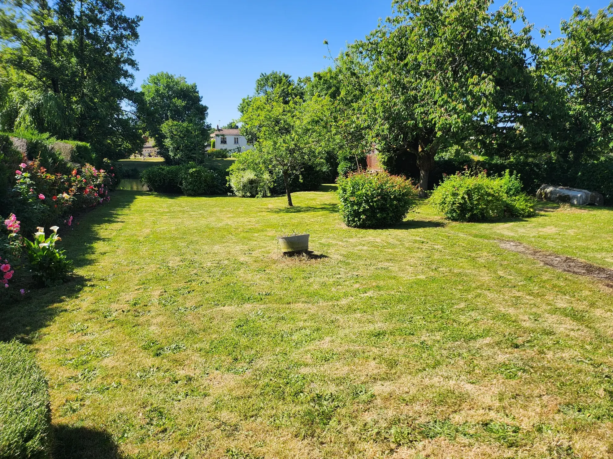 Maison familiale avec 4 chambres, garages et jardin à Mareuil-sur-Lay-Dissais 