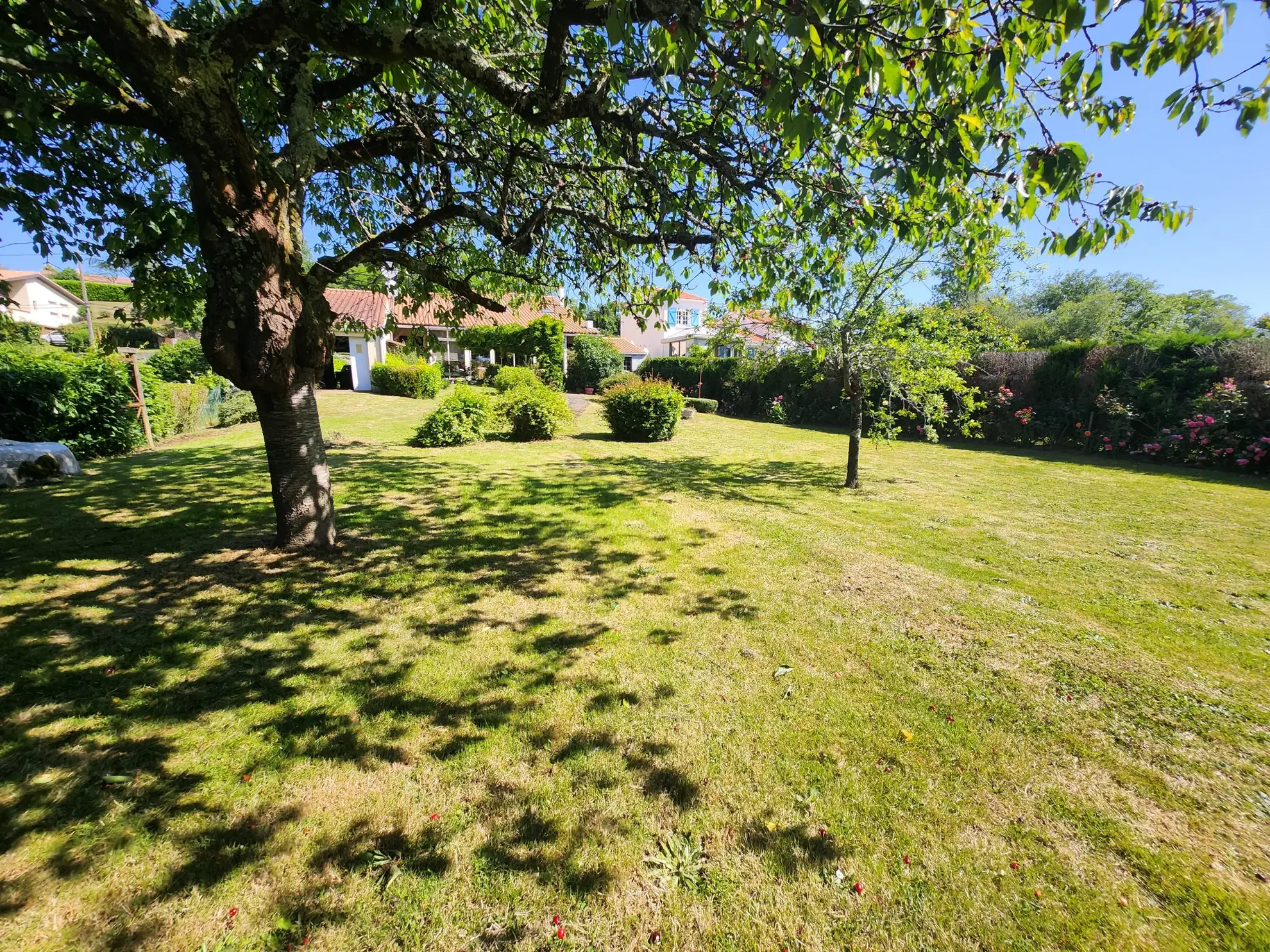 Maison familiale avec 4 chambres, garages et jardin à Mareuil-sur-Lay-Dissais 