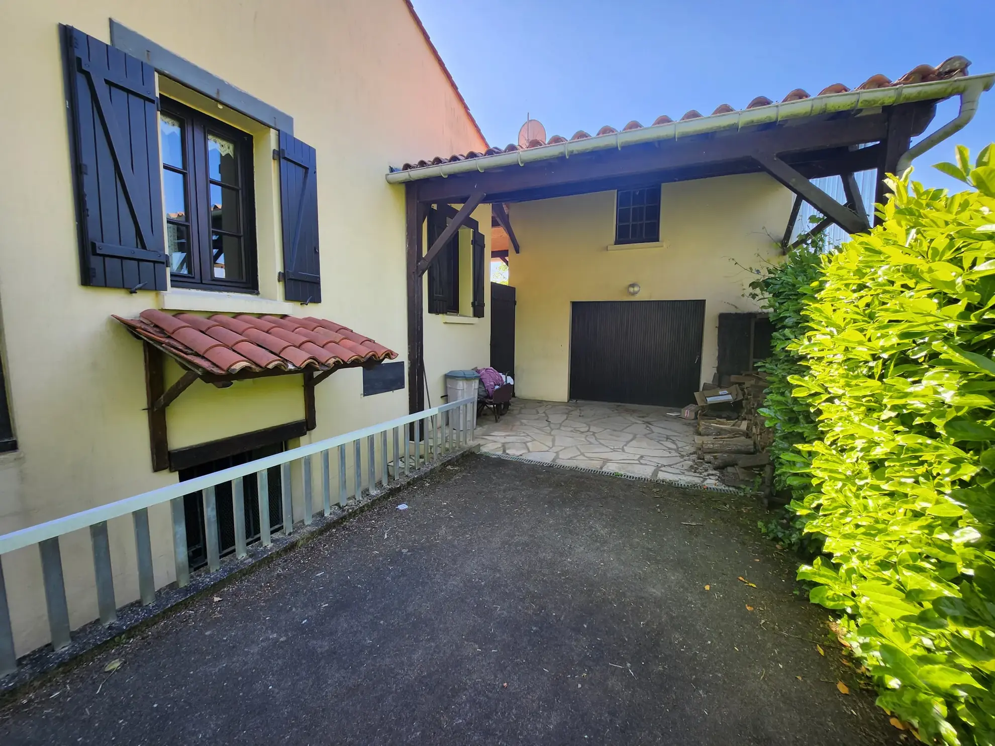 Maison familiale avec 4 chambres, garages et jardin à Mareuil-sur-Lay-Dissais 
