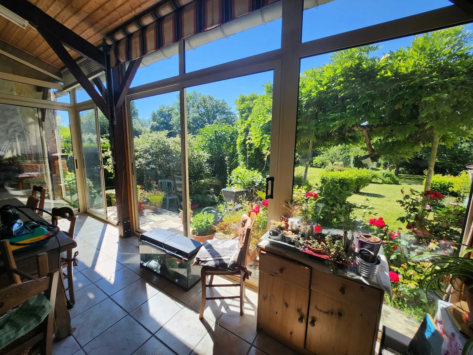 Maison familiale avec 4 chambres, garages et jardin à Mareuil-sur-Lay-Dissais 