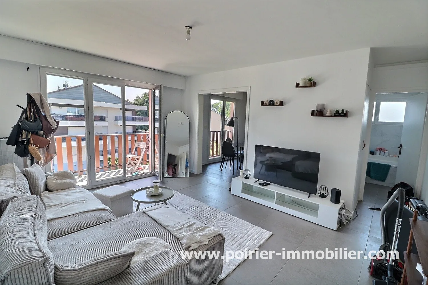 Appartement 2 pièces rénové à Douvaine avec terrasse et parking – Opportunité d'investissement