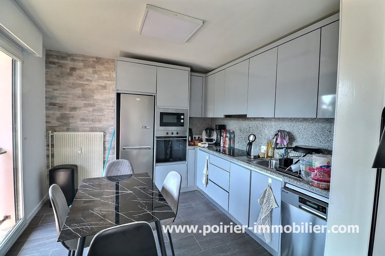 Appartement 2 pièces rénové à Douvaine avec terrasse et parking – Opportunité d'investissement 