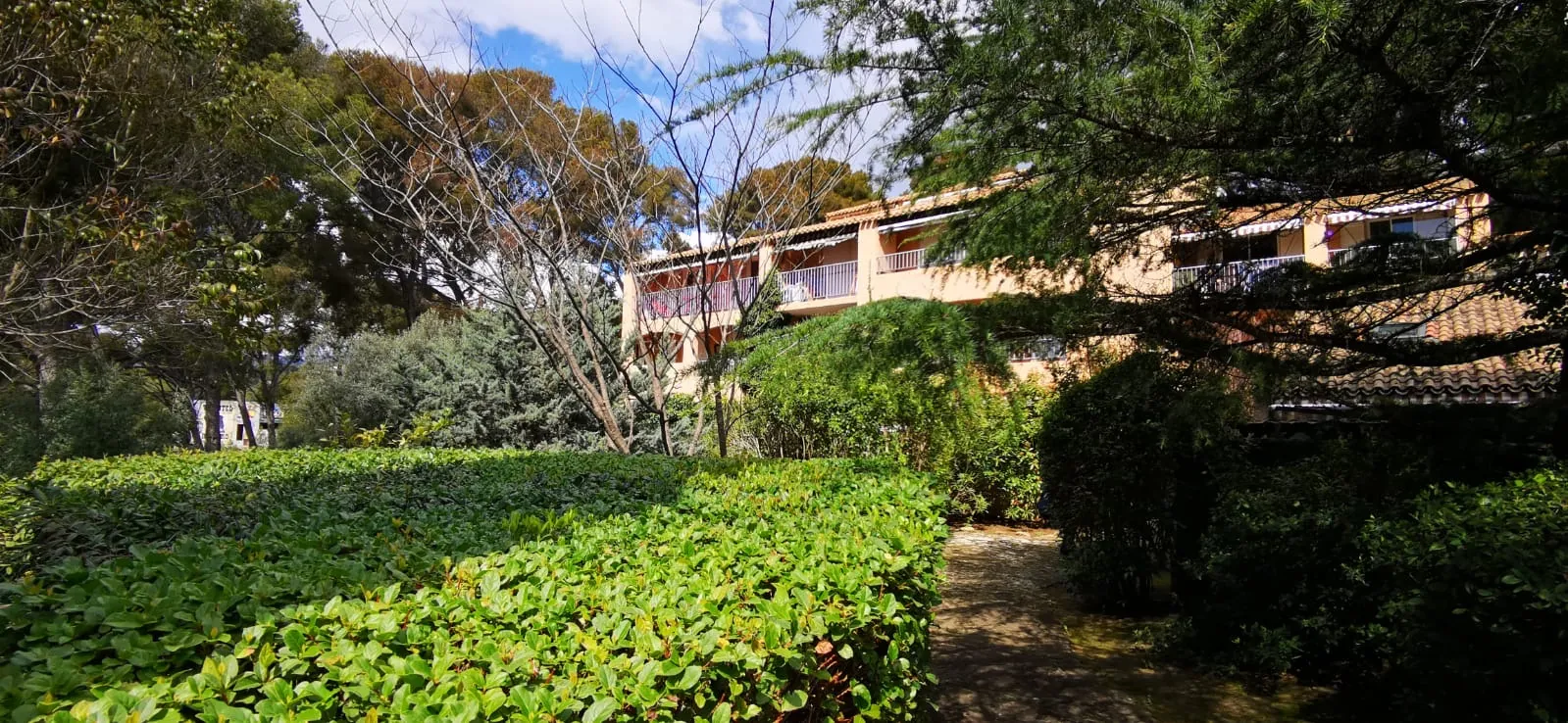 Bel appartement T3 rénové avec balcon à La Ciotat à 15 minutes des plages 