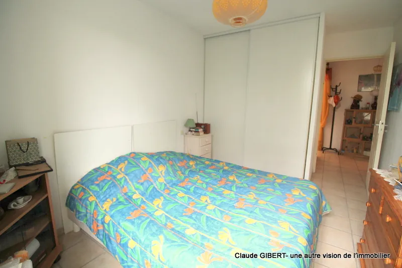 Spacieux T3 avec terrasse, garage et place extérieure à Mèze – Dernier étage 