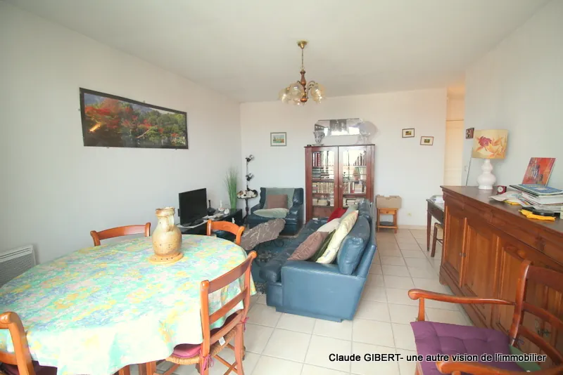 Spacieux T3 avec terrasse, garage et place extérieure à Mèze – Dernier étage 