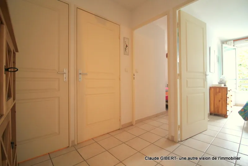 Spacieux T3 avec terrasse, garage et place extérieure à Mèze – Dernier étage 