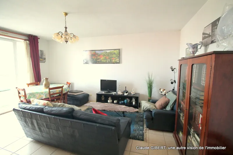 Spacieux T3 avec terrasse, garage et place extérieure à Mèze – Dernier étage 