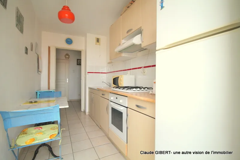 Spacieux T3 avec terrasse, garage et place extérieure à Mèze – Dernier étage 