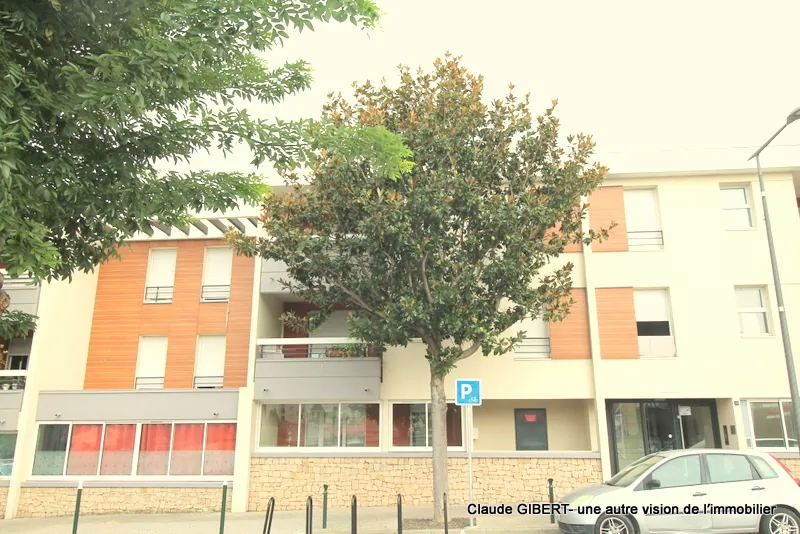 Spacieux T3 avec terrasse, garage et place extérieure à Mèze – Dernier étage 