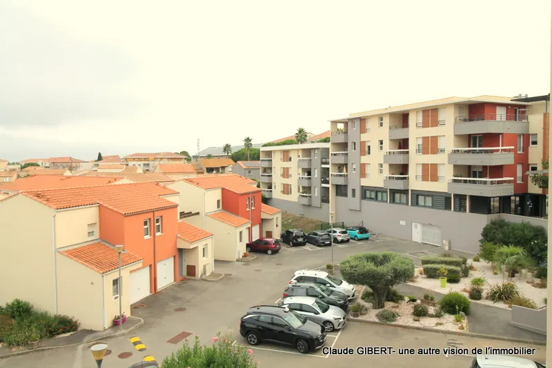 Spacieux T3 avec terrasse, garage et place extérieure à Mèze – Dernier étage 