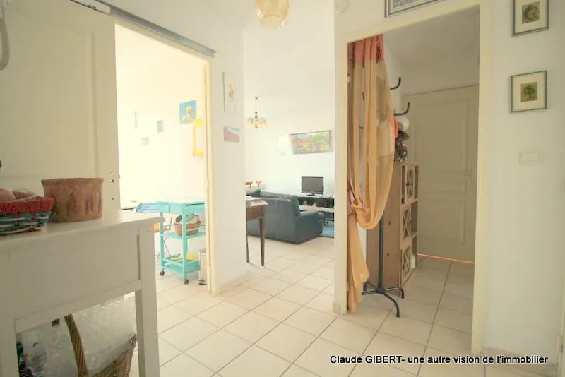 Spacieux T3 avec terrasse, garage et place extérieure à Mèze – Dernier étage 