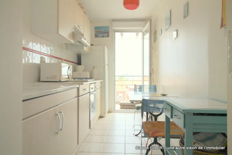 Spacieux T3 avec terrasse, garage et place extérieure à Mèze – Dernier étage 