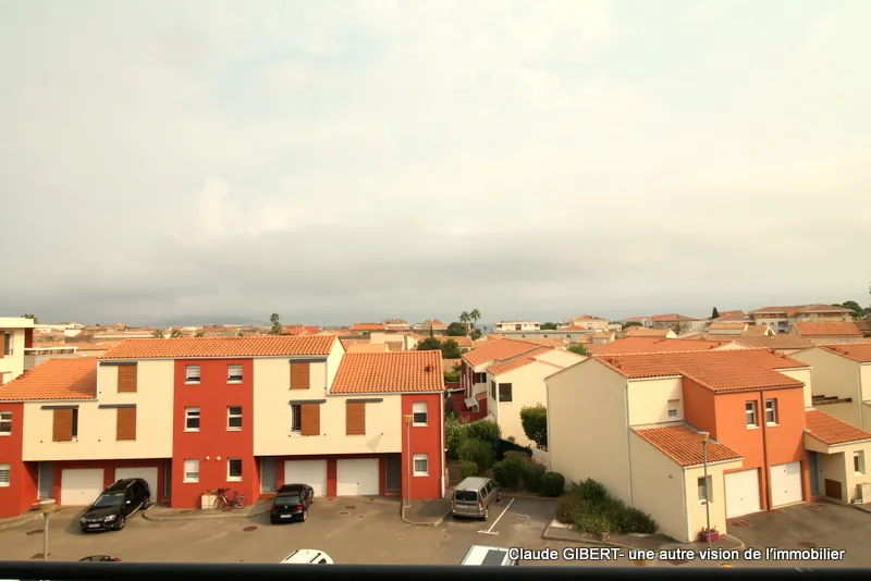 Spacieux T3 avec terrasse, garage et place extérieure à Mèze – Dernier étage
