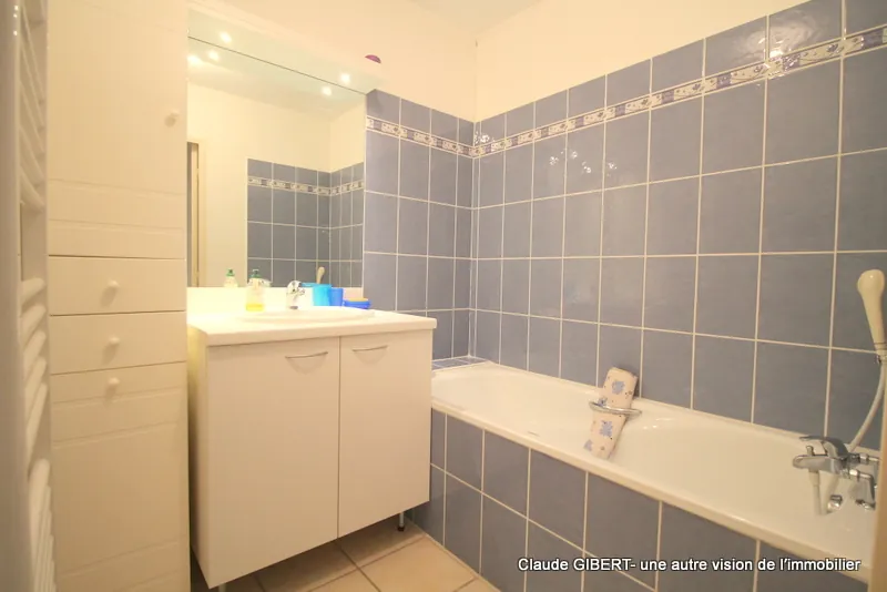 Spacieux T3 avec terrasse, garage et place extérieure à Mèze – Dernier étage 