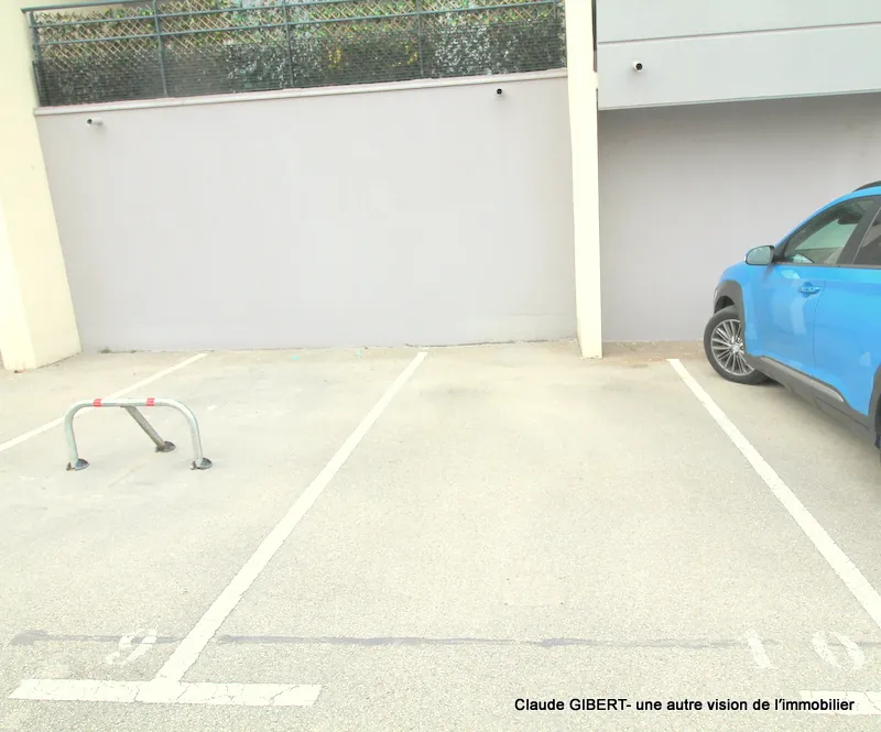 Spacieux T3 avec terrasse, garage et place extérieure à Mèze – Dernier étage 