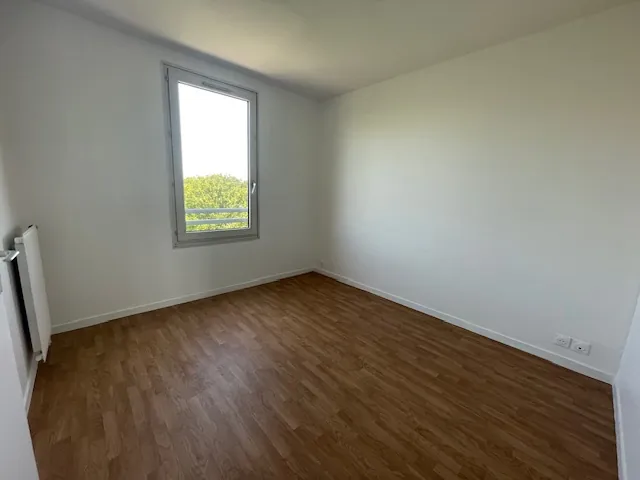 Appartement 3 pièces à Torcy, proche commodités, avec balcon et box 