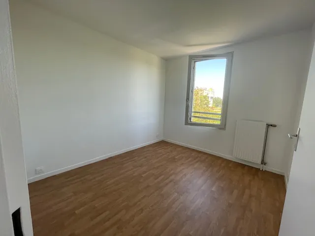 Appartement 3 pièces à Torcy, proche commodités, avec balcon et box 