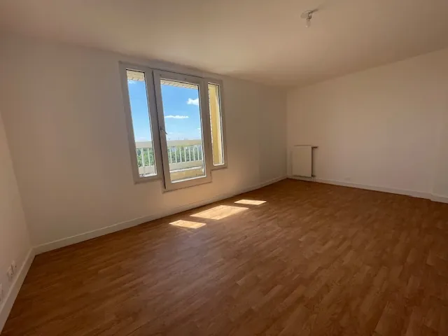 Appartement 3 pièces à Torcy, proche commodités, avec balcon et box 