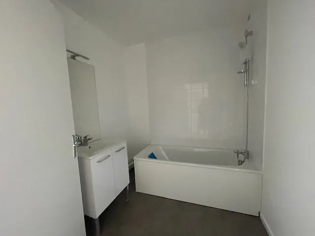 Appartement 3 pièces à Torcy, proche commodités, avec balcon et box 