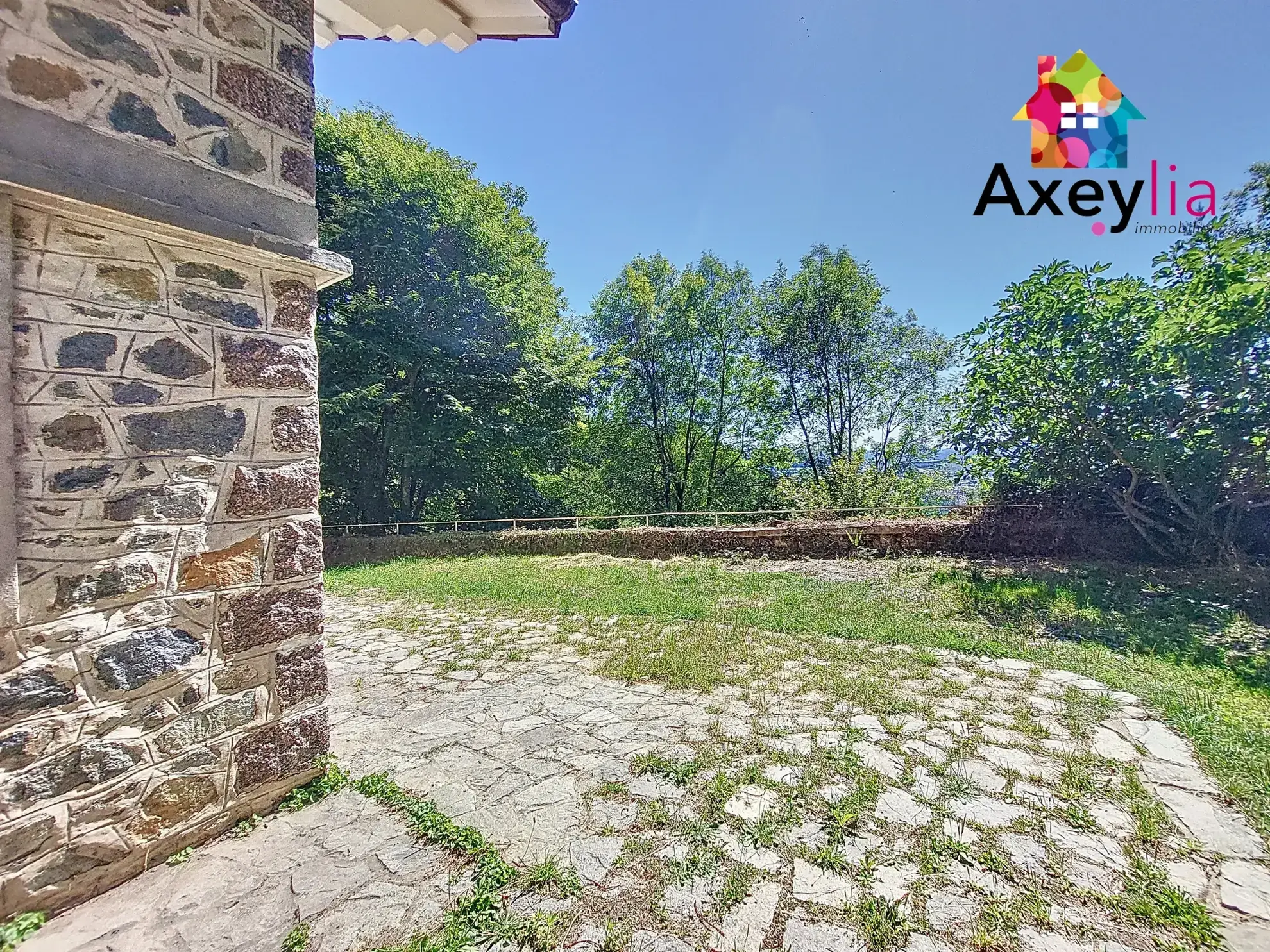 Maison rénovée avec grand terrain à Saint-Germain-la-Montagne - 3 chambres 