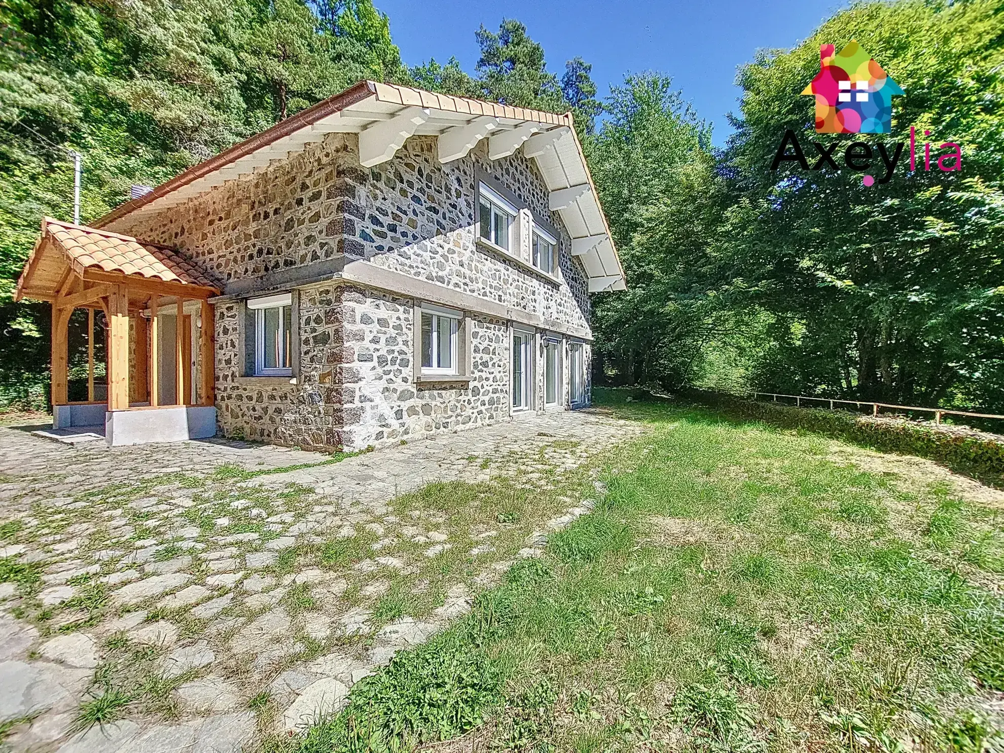 Maison rénovée avec grand terrain à Saint-Germain-la-Montagne - 3 chambres 