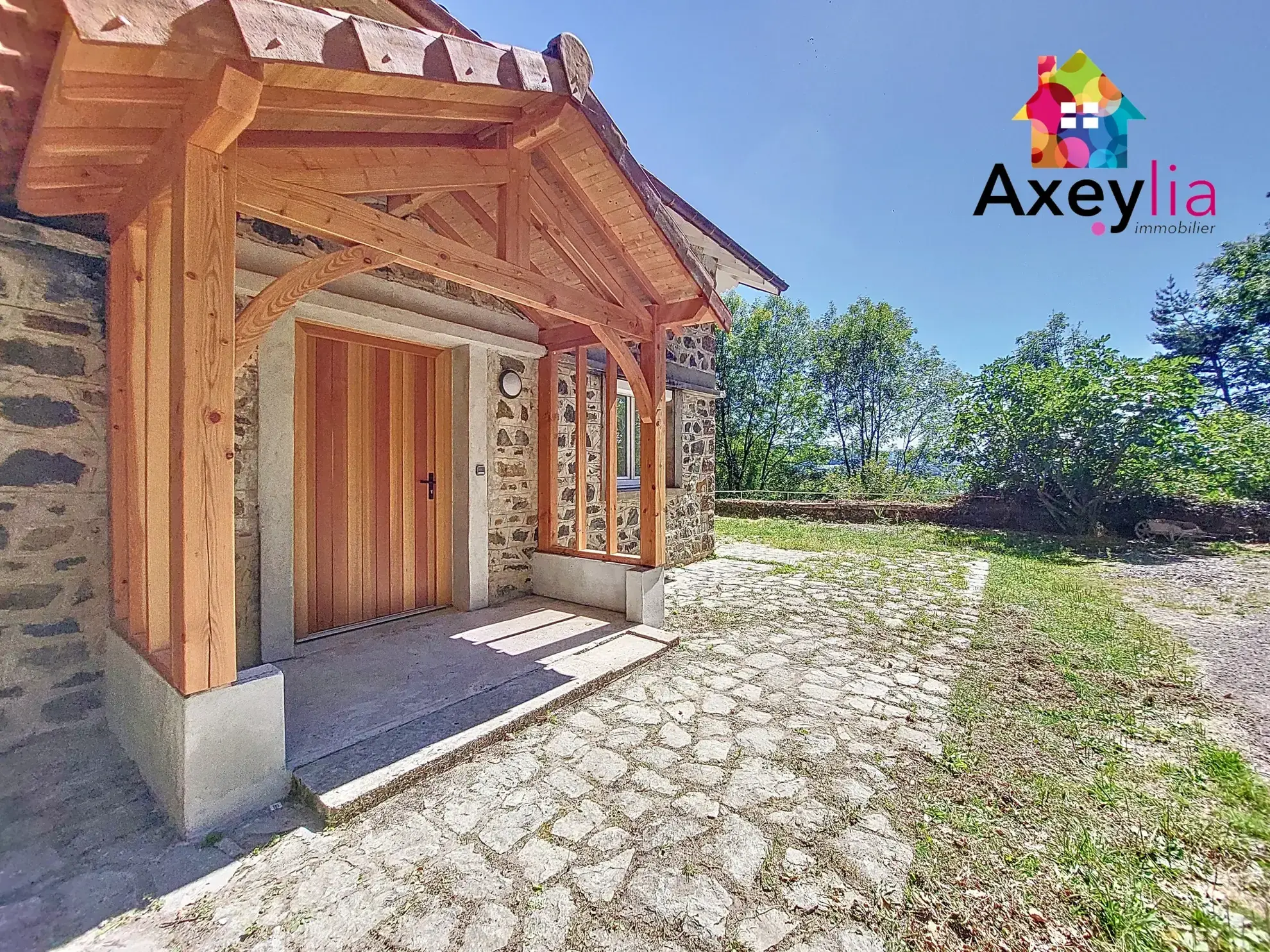 Maison rénovée avec grand terrain à Saint-Germain-la-Montagne - 3 chambres