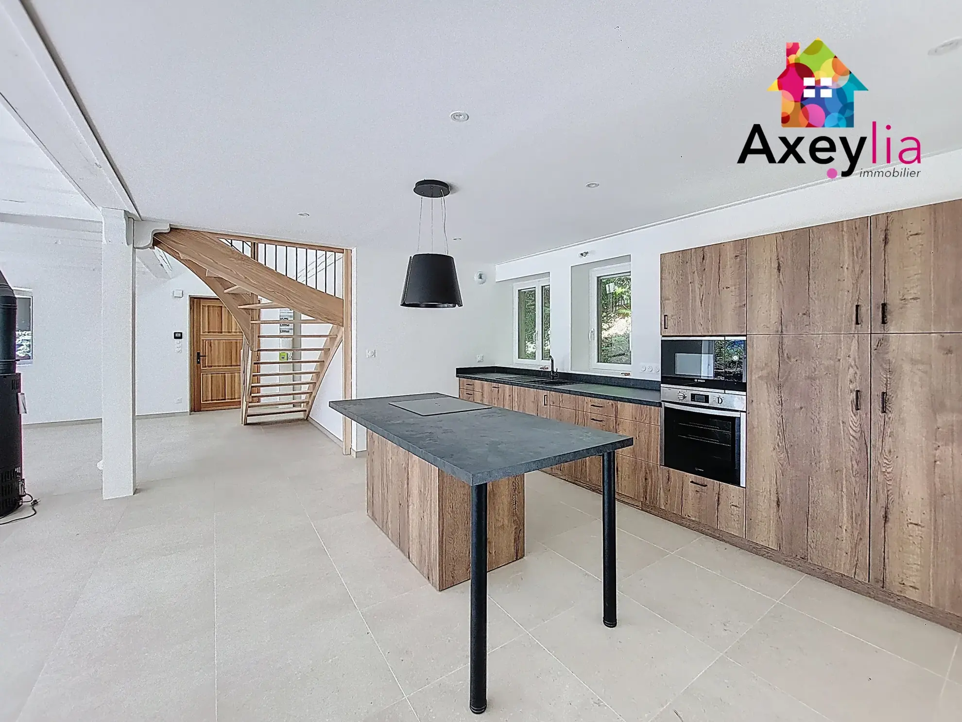 Maison rénovée avec grand terrain à Saint-Germain-la-Montagne - 3 chambres 