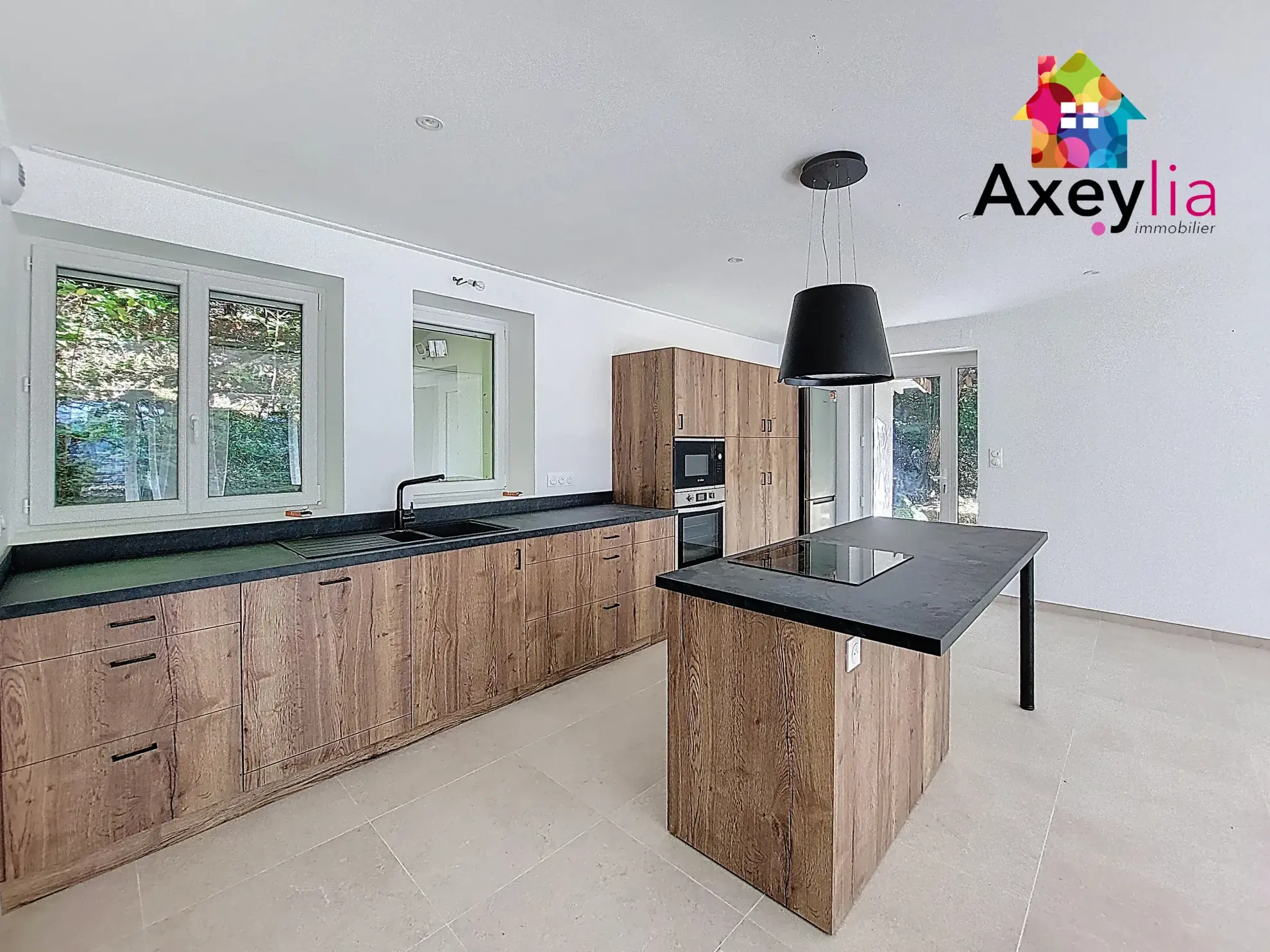 Maison rénovée avec grand terrain à Saint-Germain-la-Montagne - 3 chambres 