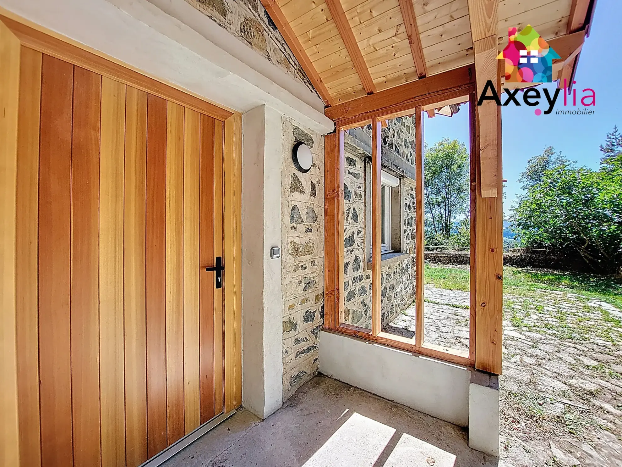 Maison rénovée avec grand terrain à Saint-Germain-la-Montagne - 3 chambres 