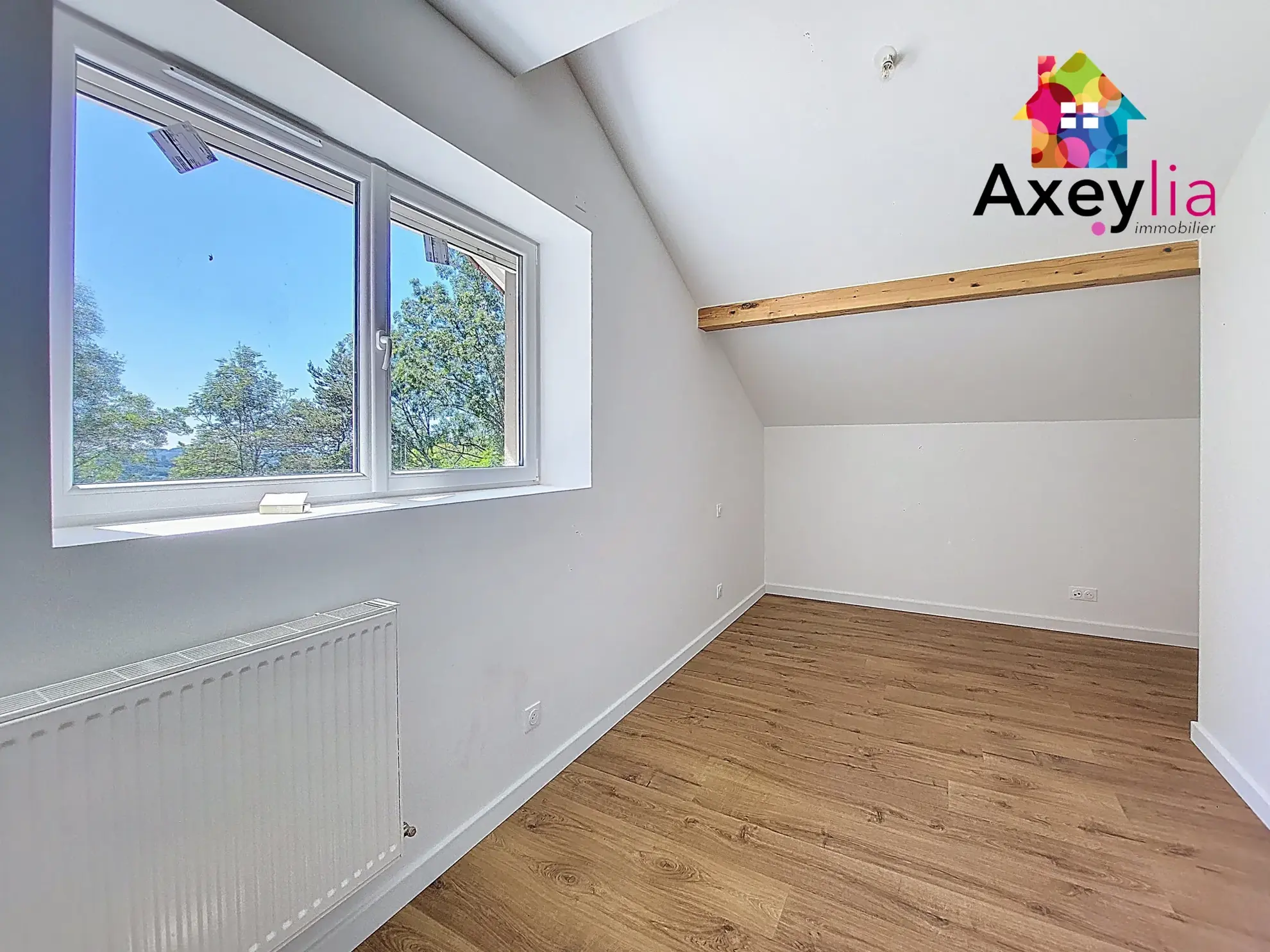 Maison rénovée avec grand terrain à Saint-Germain-la-Montagne - 3 chambres 